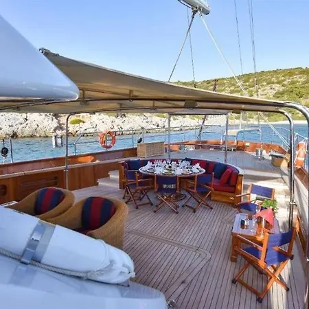 Boat Lara * Ормос Пангиас