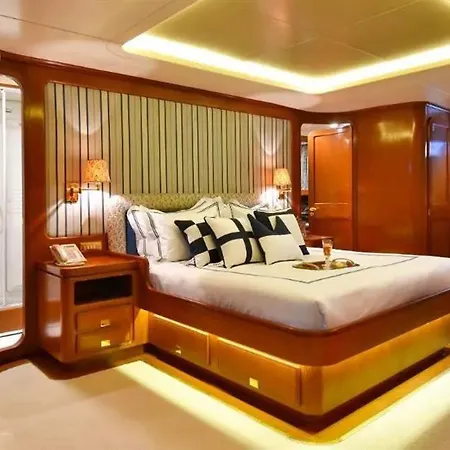 Boat Lara Ормос Пангиас