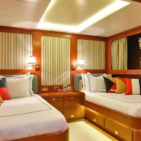 Boat Lara Ормос Пангиас