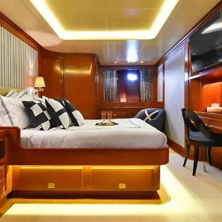 Boat Lara Ормос Пангиас